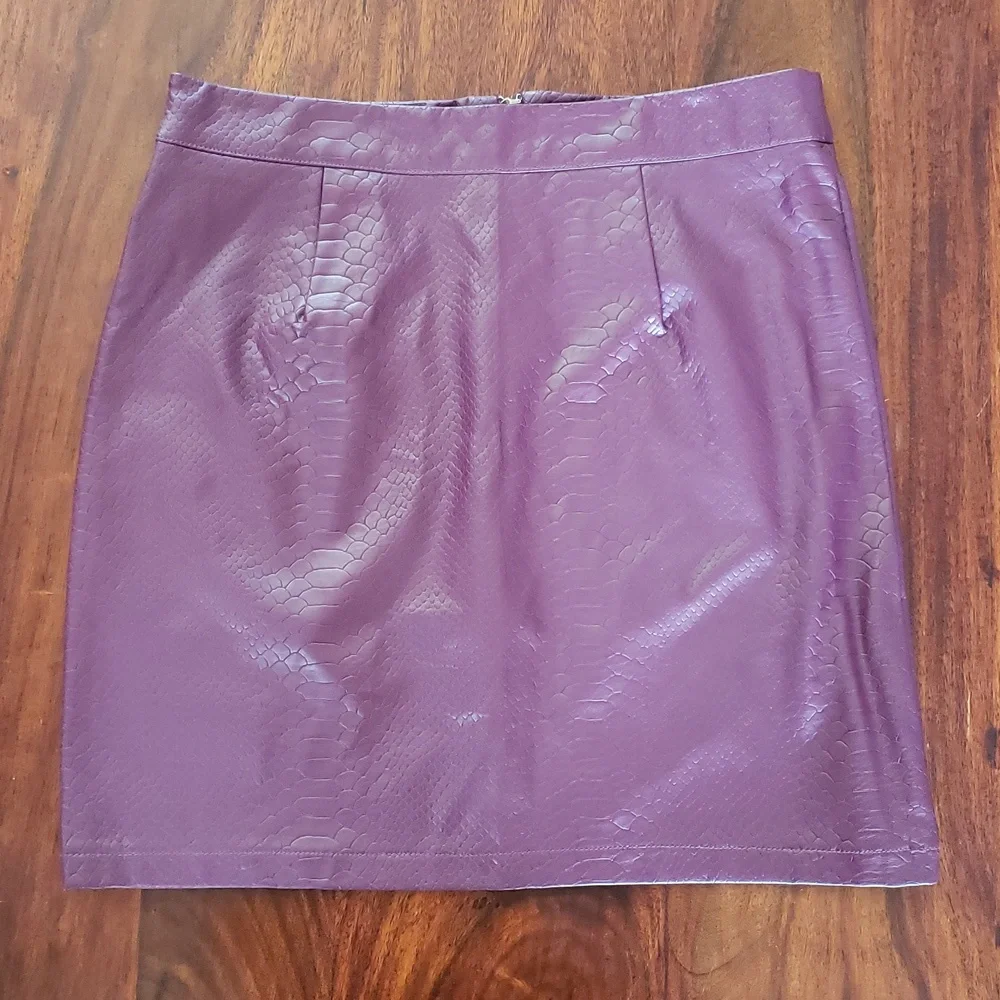 SHINESTAR Plum Faux Leather Mini Skirt – Embossed Snake Skin Texture | MEDIUM - Picture 5 of 13